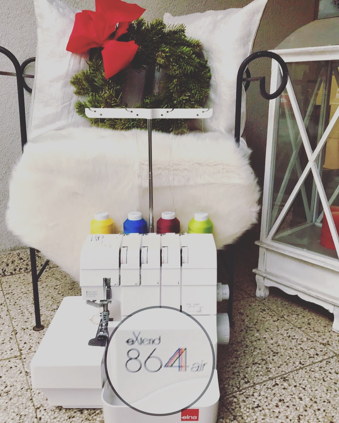 Luftig-leichtes einfädeln mit unserer Neuheit zum Sensationspreis – die Overlock eXtend 864 Air von Elna!
